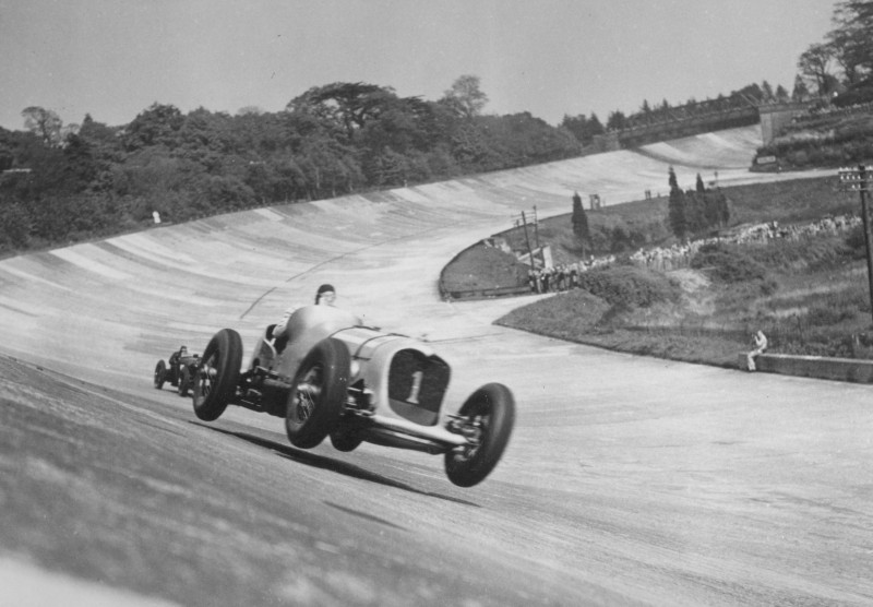 John-Cobb-in-the-24-litre-Napier-Railton-taking-the-bump-on-the-Members-Banking-1935-2